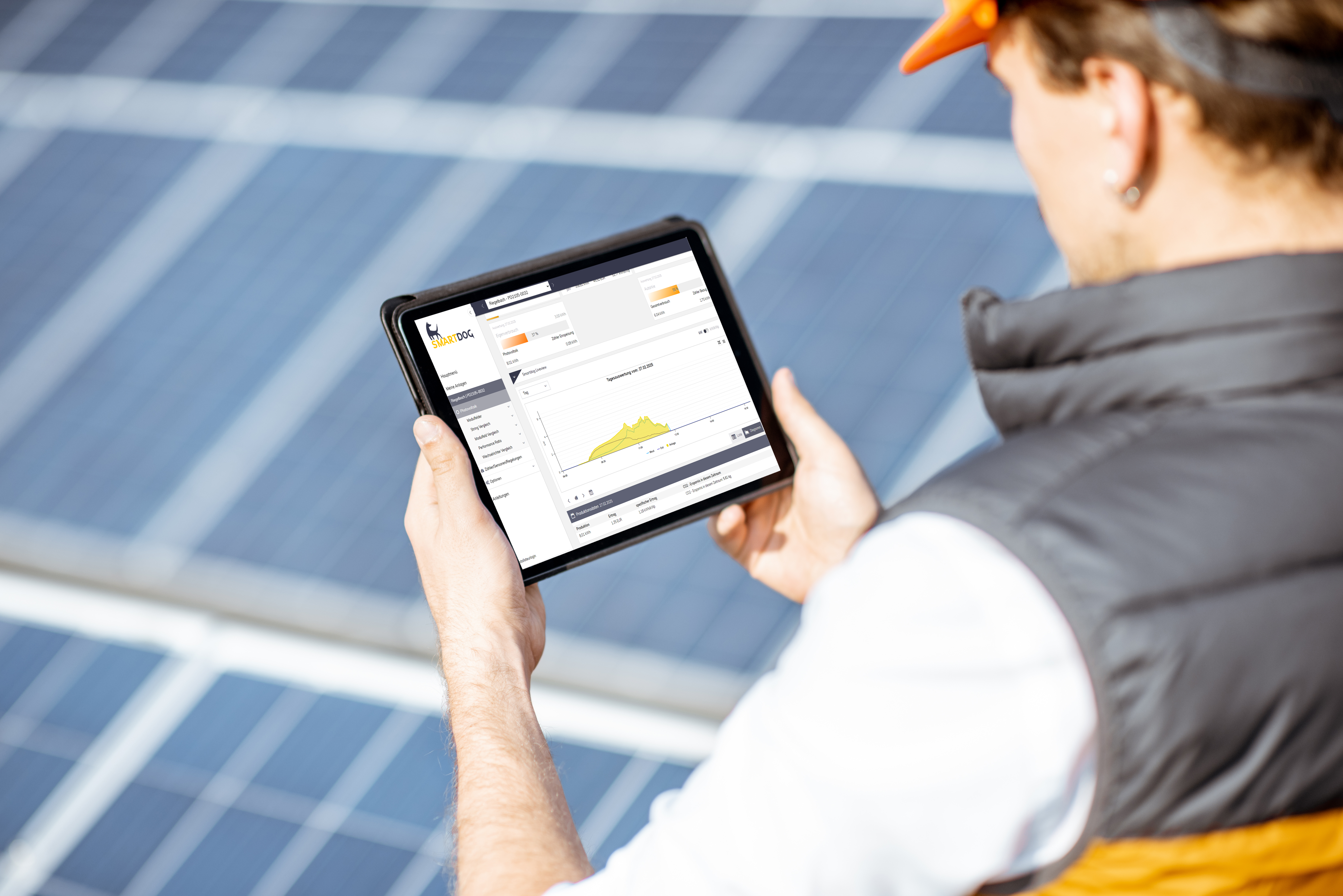 SmartDog Monitoring auf einem Tablet während der Inspektion einer PV-Anlage