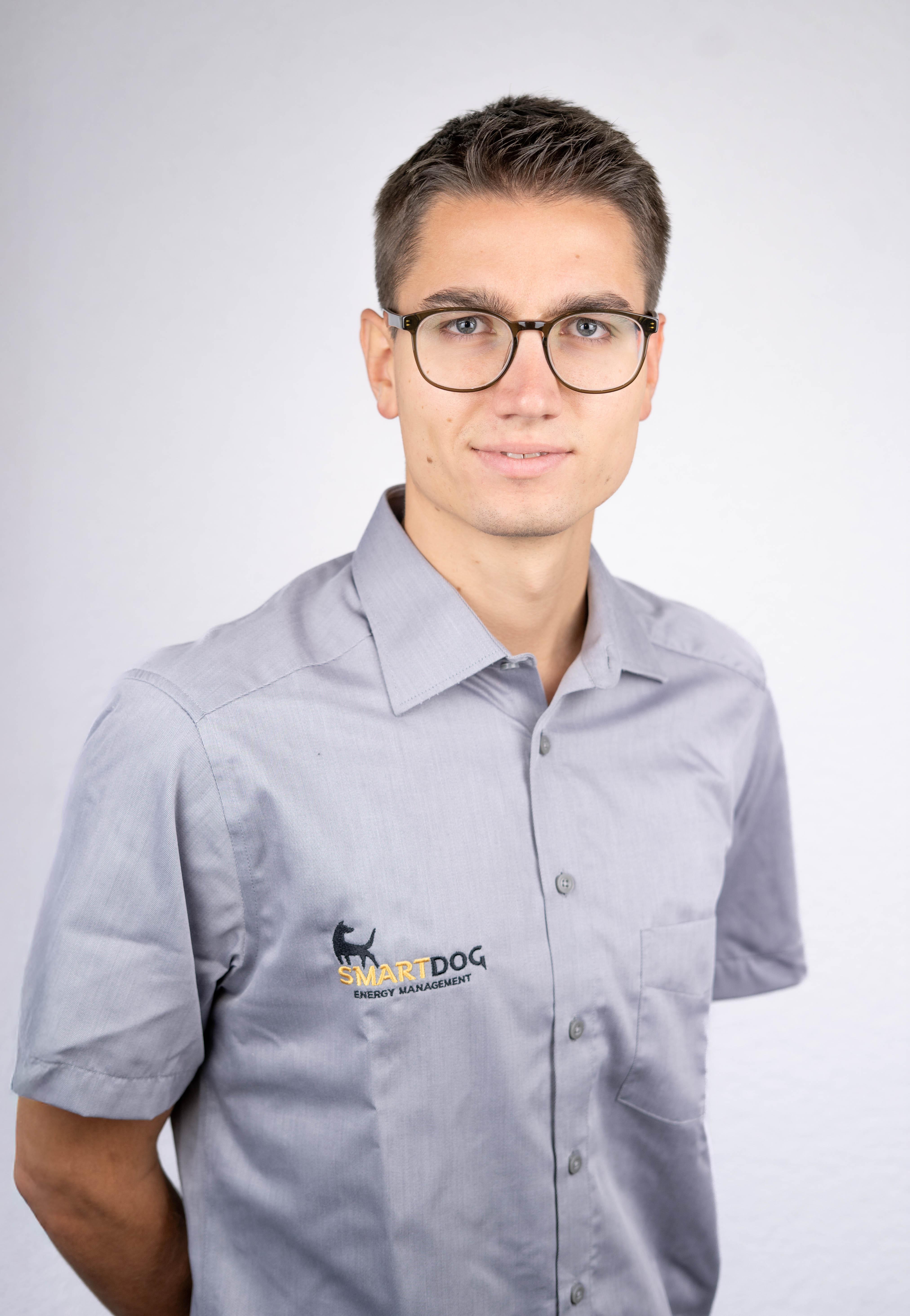 Porträt eines Mitarbeiters von SmartDog im Arbeitshemd