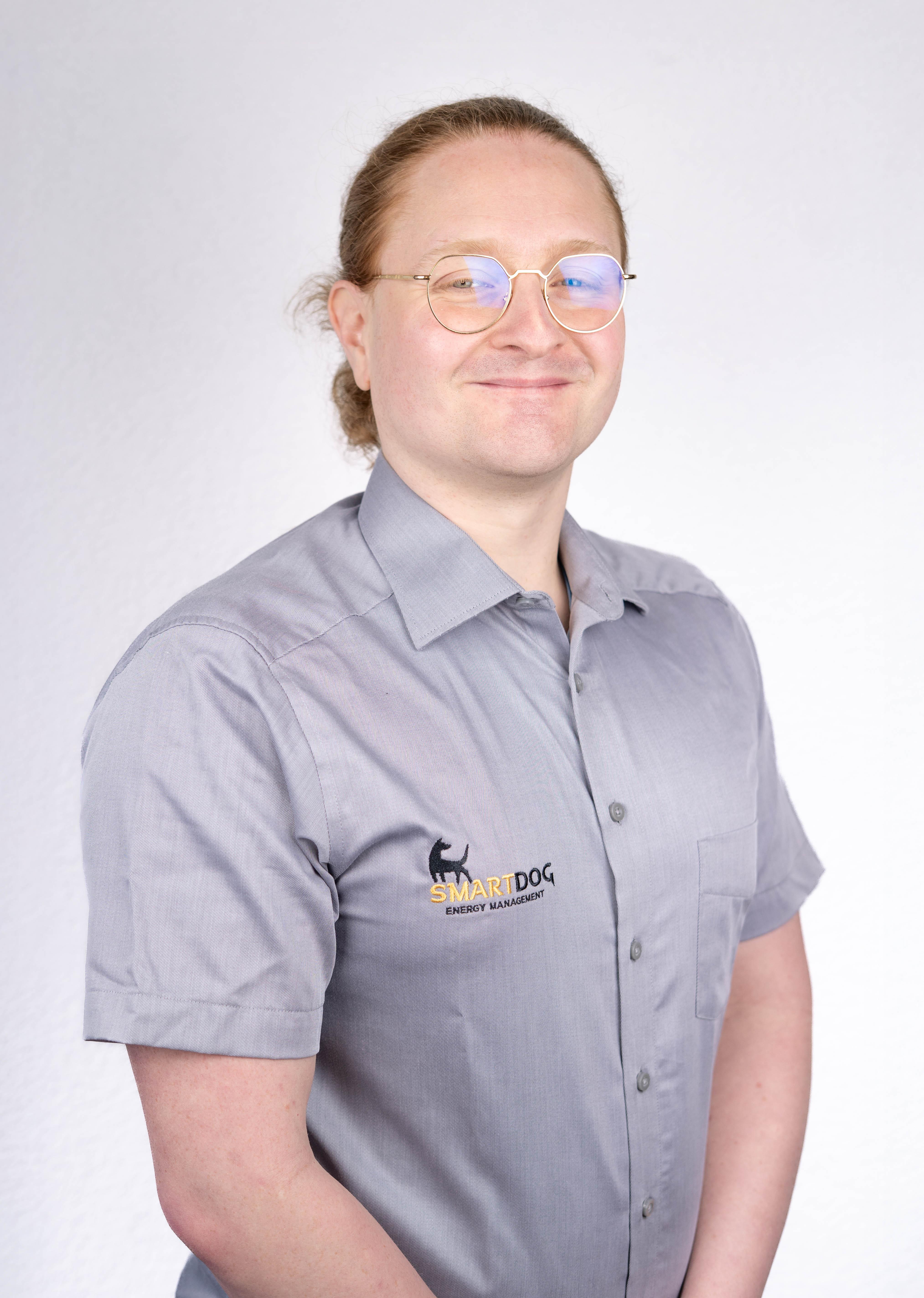 Porträt eines Mitarbeiters von SmartDog im Arbeitshemd