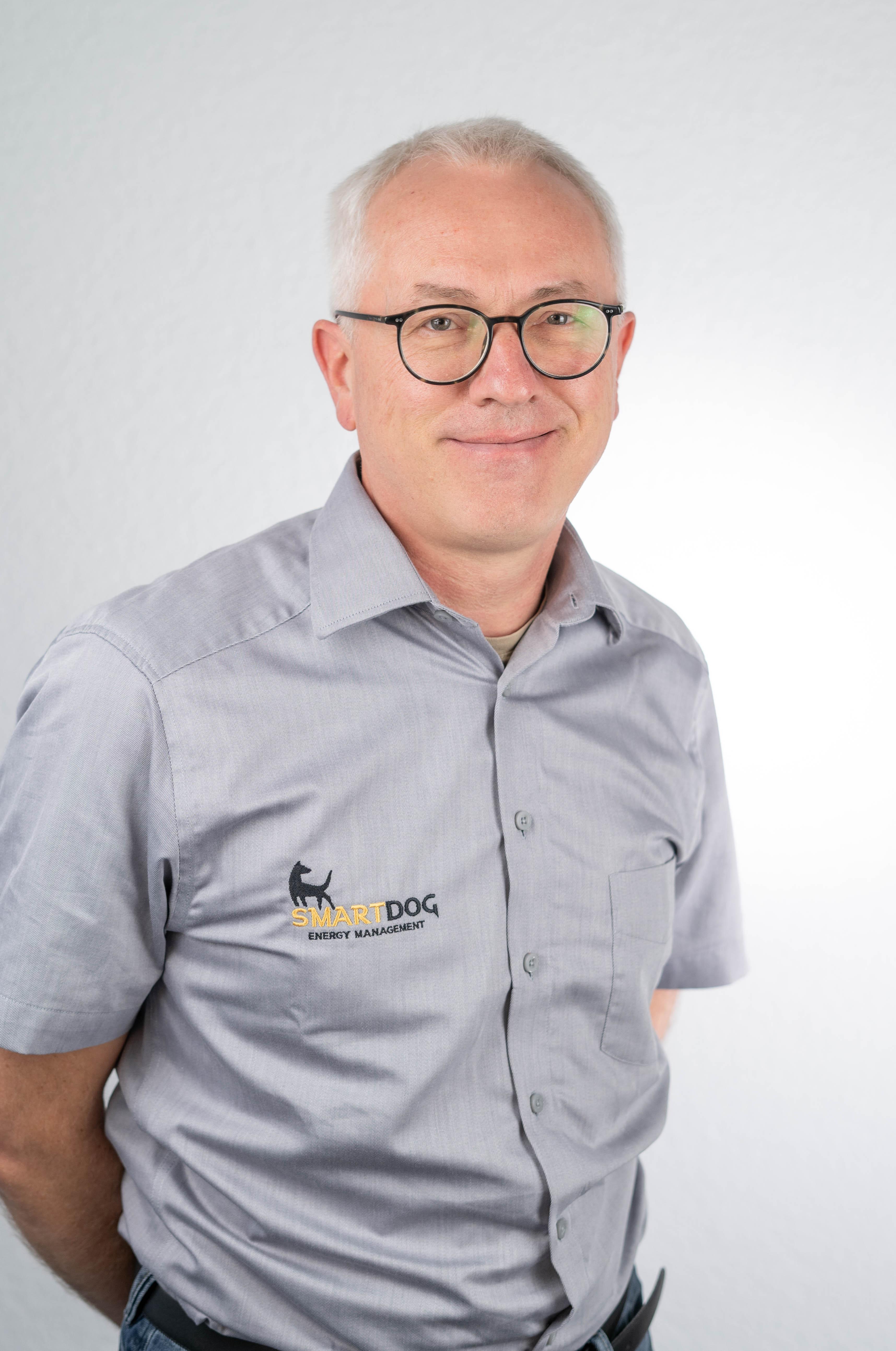 Porträt eines Mitarbeiters von SmartDog im Arbeitshemd Porträt eines Mitarbeiters von SmartDog im Arbeitshemd