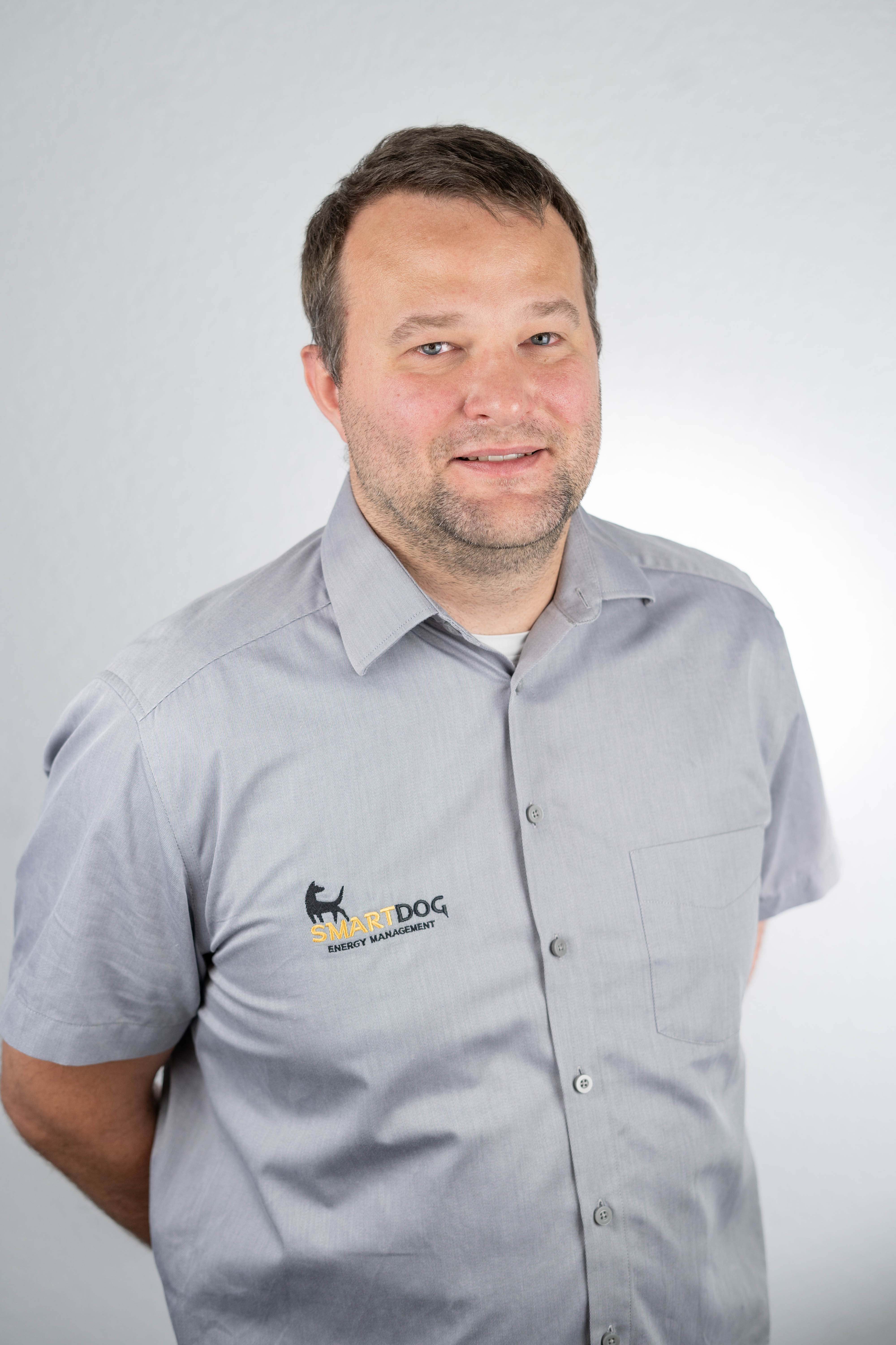 Porträt eines Mitarbeiters von SmartDog im Arbeitshemd Porträt eines Mitarbeiters von SmartDog im Arbeitshemd