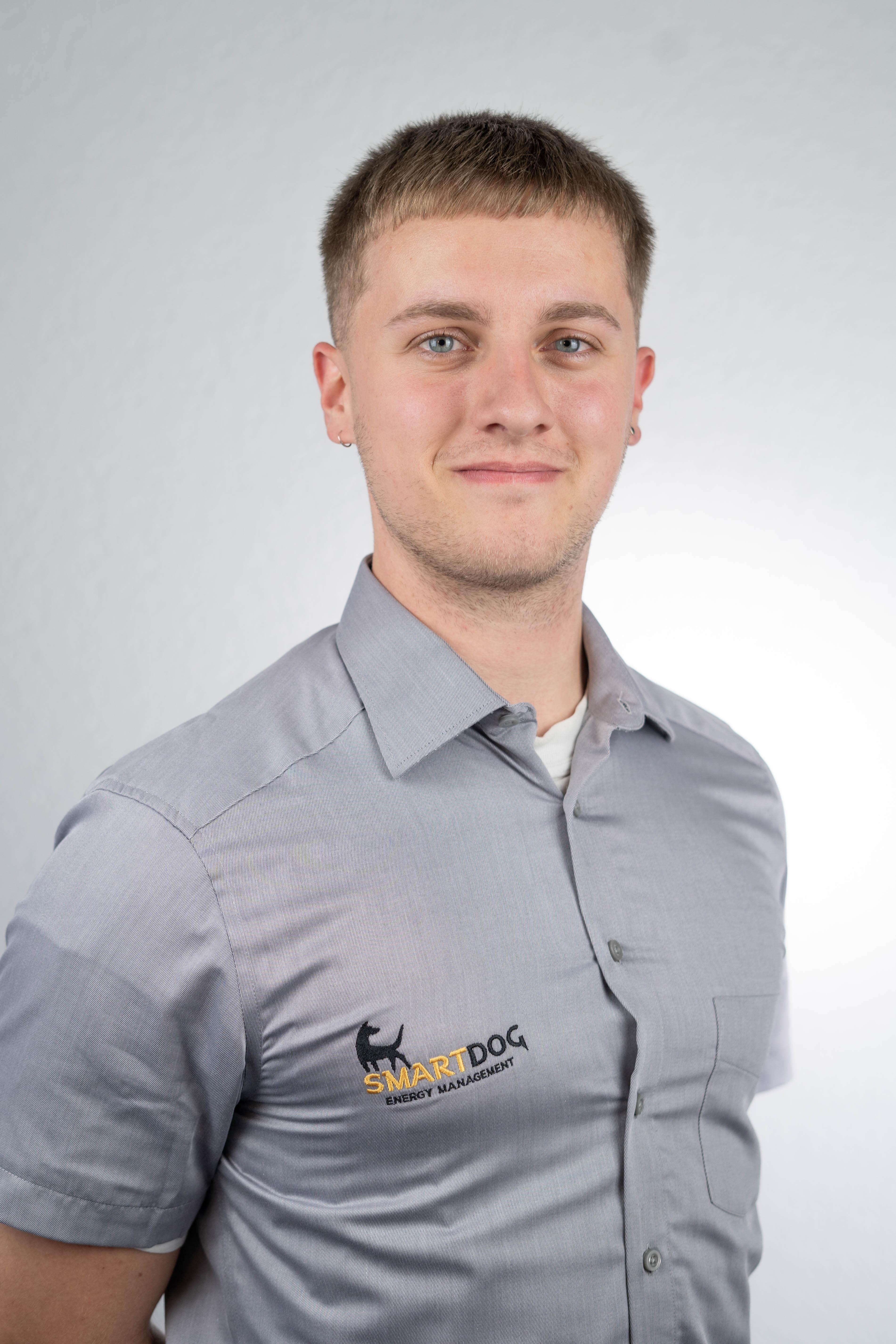 Porträt eines Mitarbeiters von SmartDog im Arbeitshemd Porträt eines Mitarbeiters von SmartDog im Arbeitshemd