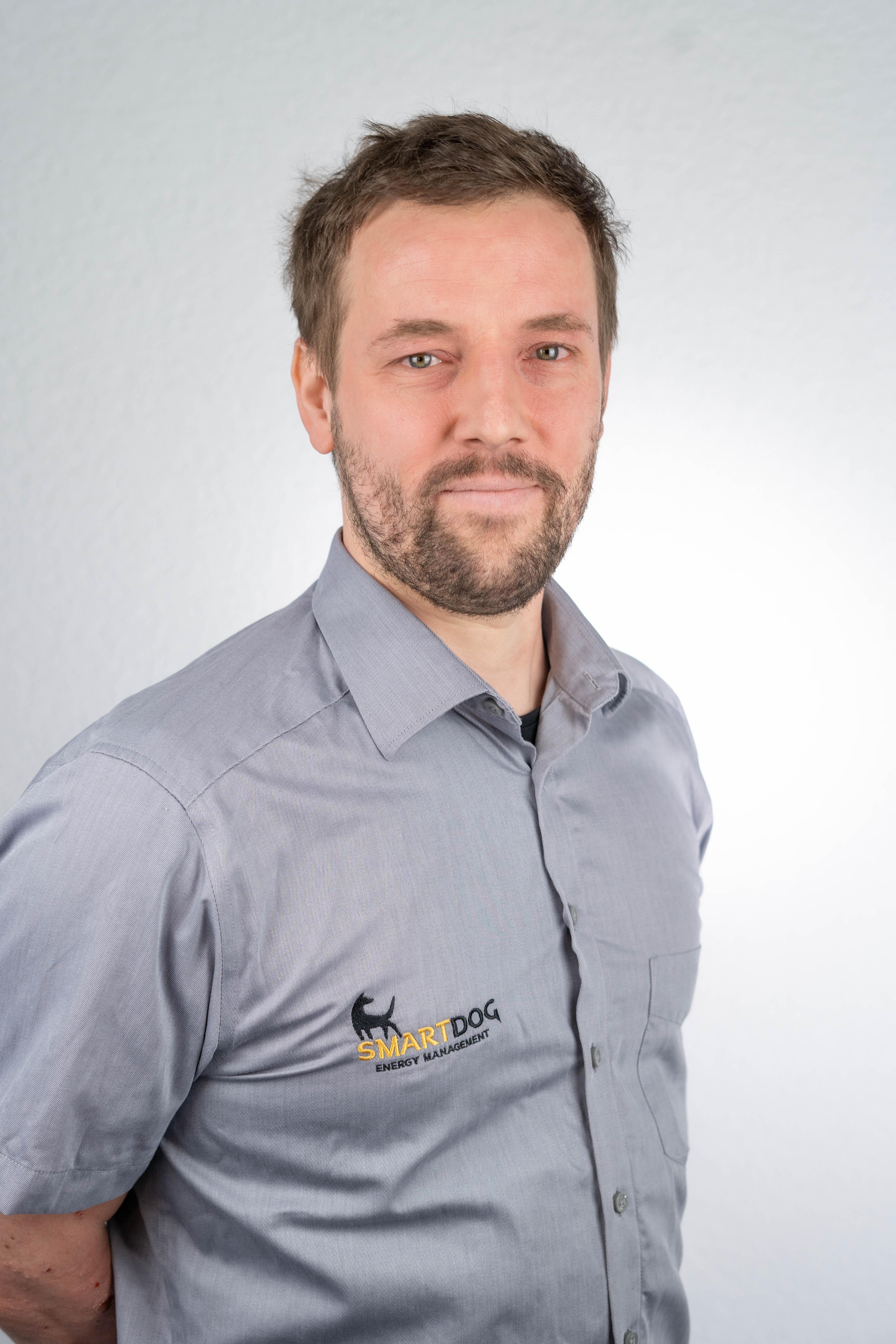 Porträt eines Mitarbeiters von SmartDog im Arbeitshemd Porträt eines Mitarbeiters von SmartDog im Arbeitshemd